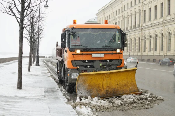 Limpieza de carreteras de nieve . — Foto de Stock