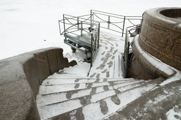 Menschliche Fußabdrücke im Schnee. — Stockfoto