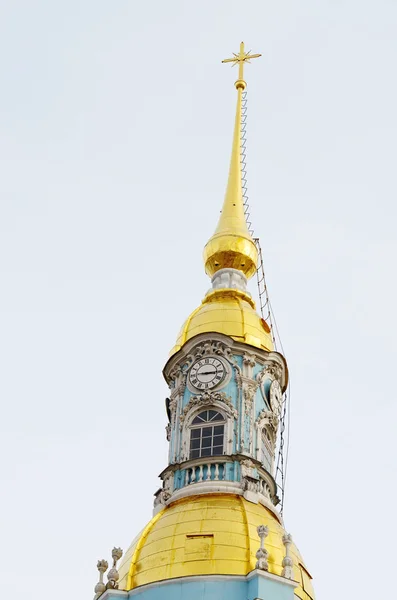 Die goldene Kuppel des Glockenturms. — Stockfoto