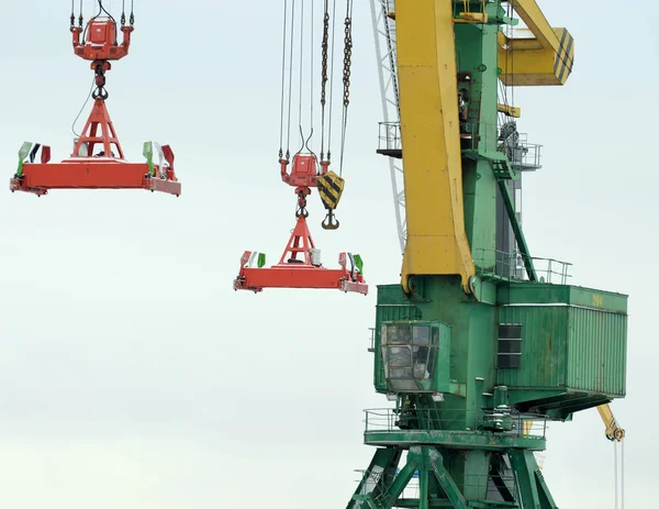 Grue cargo dans le port . — Photo