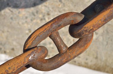 Üstünde belgili tanımlık rıhtım deniz zinciri.