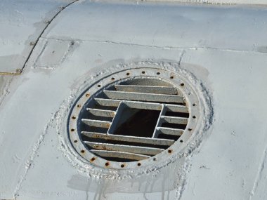 Havalandırma kapağı gemide.