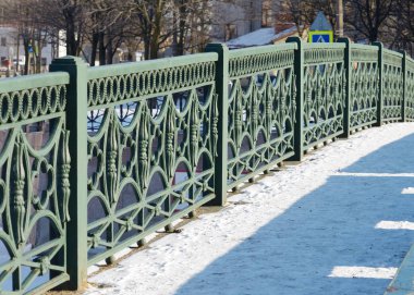 Köprünün demir parmaklıklar.