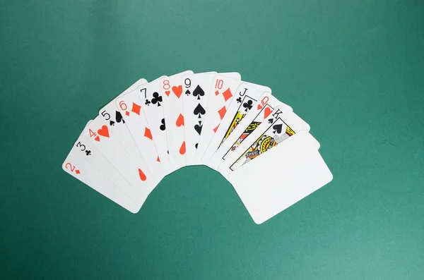 Spela kort på bordet. — Stockfoto