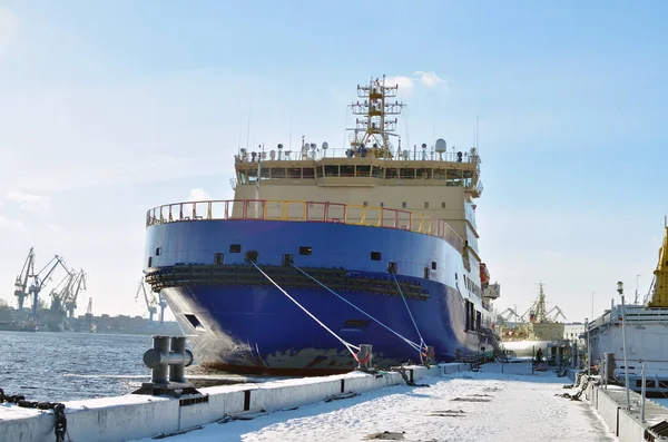 Großer atomgetriebener Eisbrecher. — Stockfoto