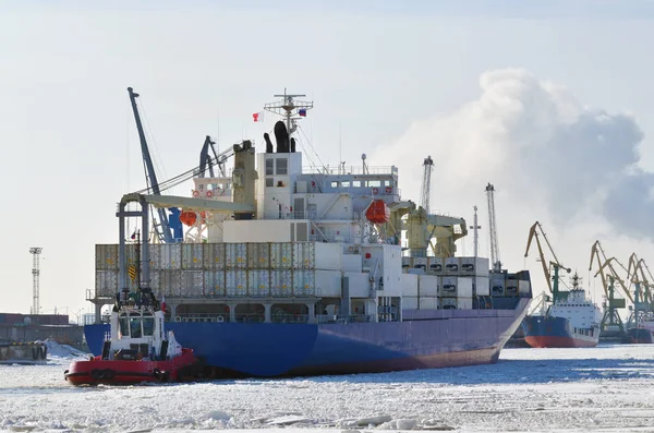 Ein riesiges Schiff mit Ladung. — Stockfoto