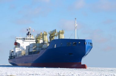 Büyük nakliye gemisi.