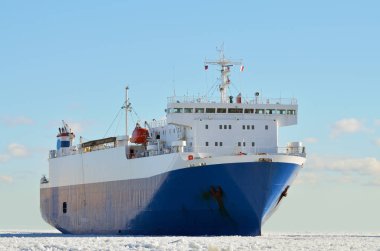 Tanker yelken denizde.
