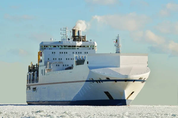 Tanker plachtami na moři. — Stock fotografie