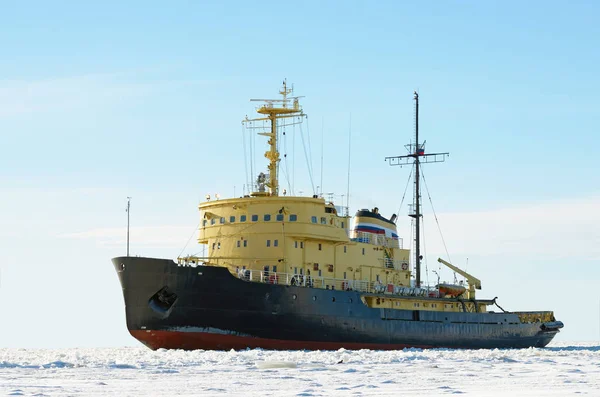 Nuclear-powered isbrytaren i havet. — Stockfoto