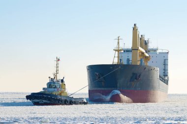 Büyük bir tanker çekme.