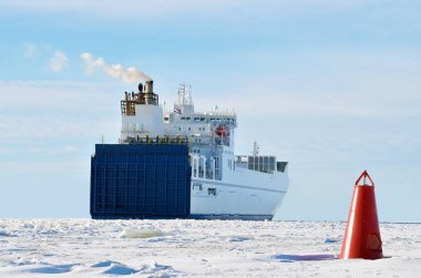 Büyük bir gemi kargo ile.