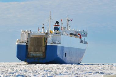 Büyük bir gemi kargo ile.