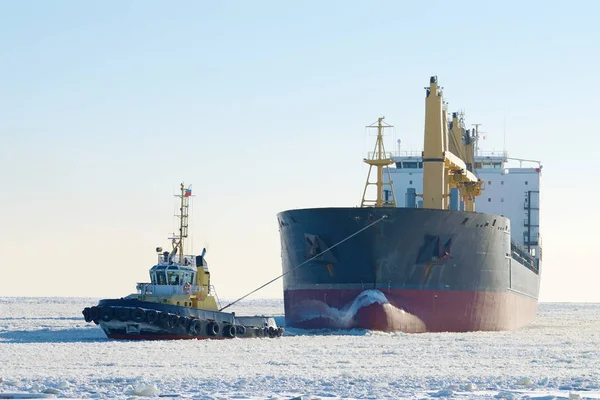 Büyük bir tanker çekme.