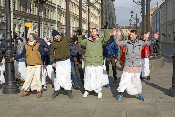 Krishna následovníci tančí na ulici. — Stock fotografie