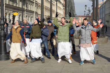 Sokakta dans Krishna takipçileri.
