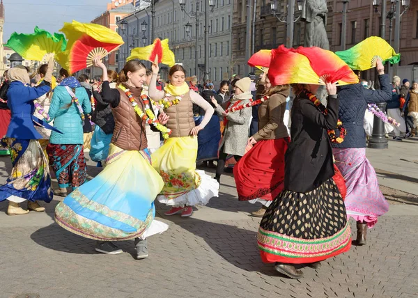 Krishna followers dancing in the street. — Stock Photo, Image