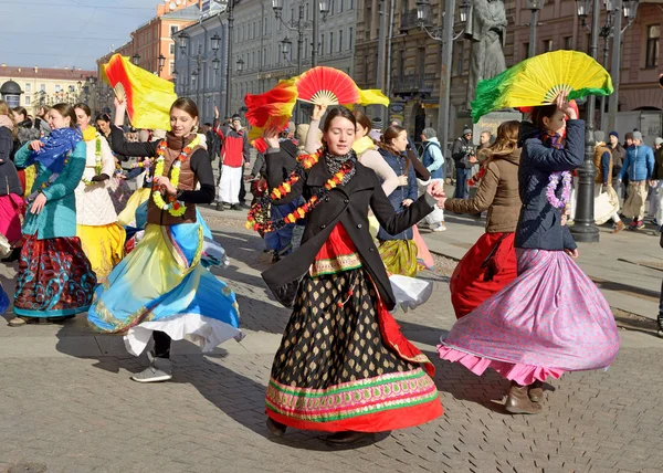 Sokakta dans Krishna takipçileri.