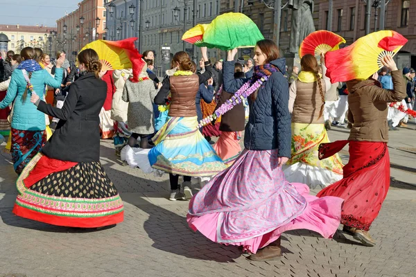 Sokakta dans Krishna takipçileri.