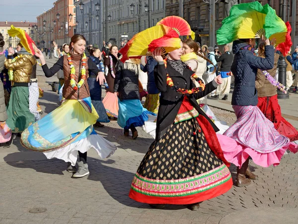 Sokakta dans Krishna takipçileri.
