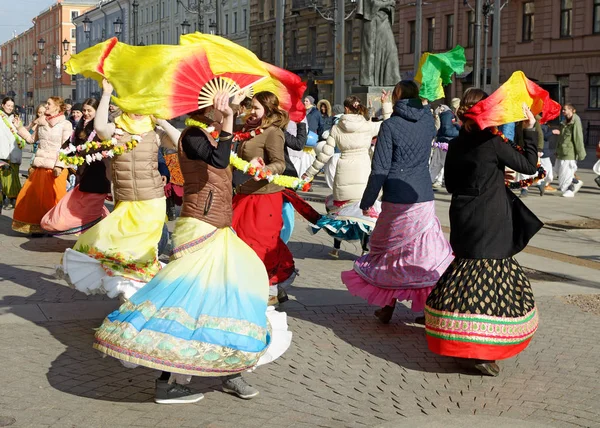 Sokakta dans Krishna takipçileri.