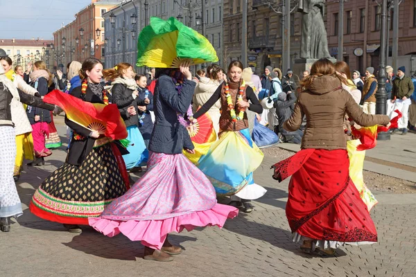 Seguidores de Krishna bailando en la calle . — Foto de Stock