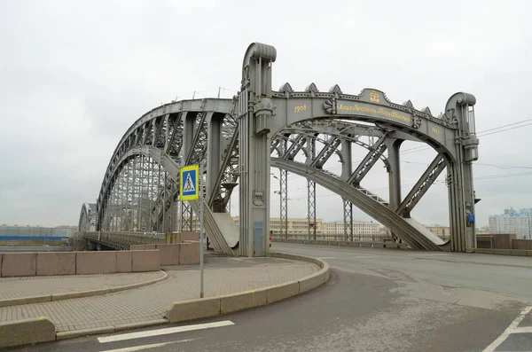 Uma grande ponte de ferro . — Fotografia de Stock