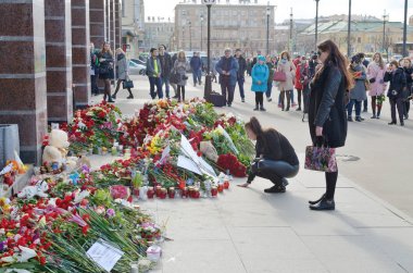 Çiçekler bu saldırıda öldürüldü anısına.