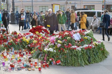 Çiçekler bu saldırıda öldürüldü anısına.