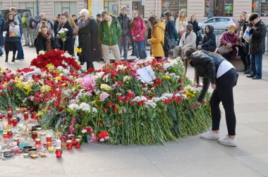 Çiçekler bu saldırıda öldürüldü anısına.