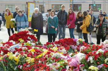 Çiçekler bu saldırıda öldürüldü anısına.