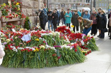 Çiçekler bu saldırıda öldürüldü anısına.