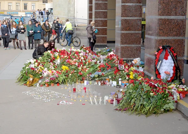 Квіти у пам'ять про загиблих у нападів. — стокове фото