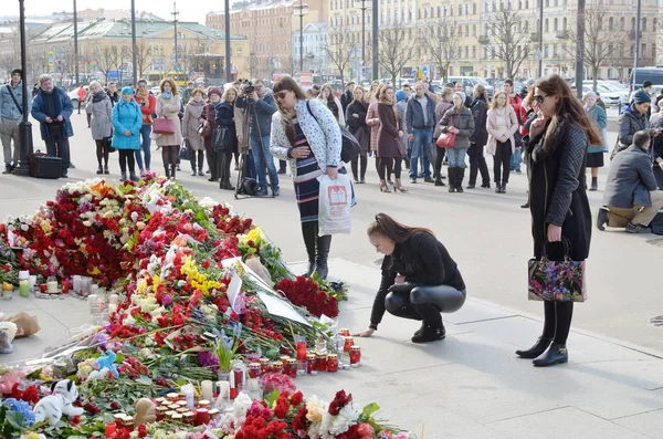 그는 공격에서 살해의 메모리에 꽃. — 스톡 사진