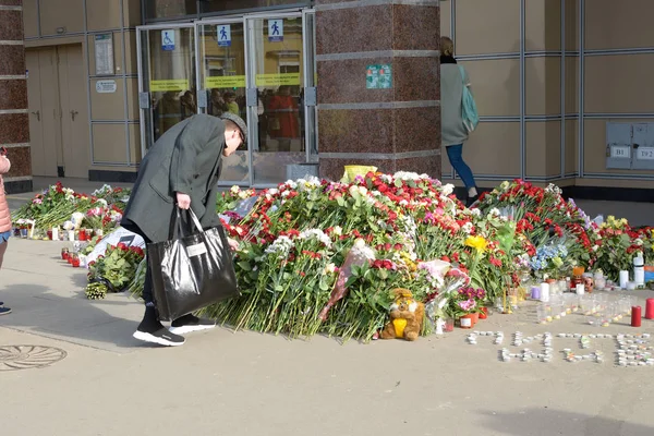 그는 공격에서 살해의 메모리에 꽃. — 스톡 사진