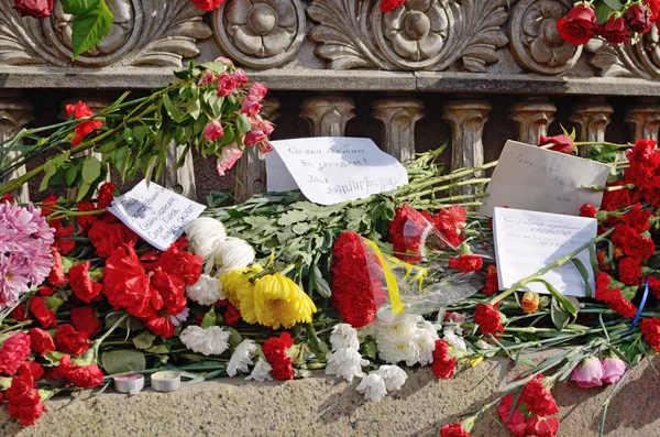 Квіти у пам'ять про загиблих у нападів. — стокове фото