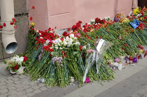 Квіти у пам'ять про загиблих у нападів. — стокове фото