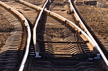 Demiryolu raylar.
