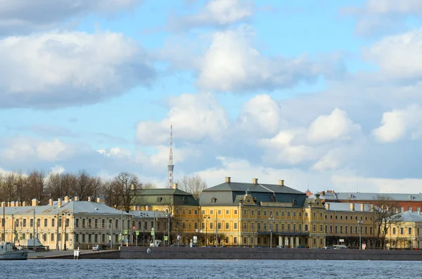 Blauer Himmel mit schönen Wolken. — Stockfoto