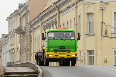 Yolda hareket kamyon.