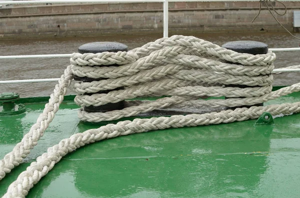 A corda segurando o navio para o cais . — Fotografia de Stock