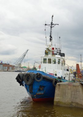 Rıhtıma demirlemiş bir tekne..