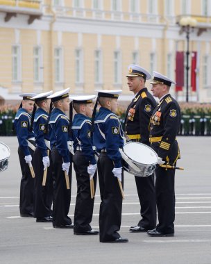 Geçit töreni için prova öğrenciler.