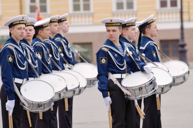 Geçit töreni için prova öğrenciler.