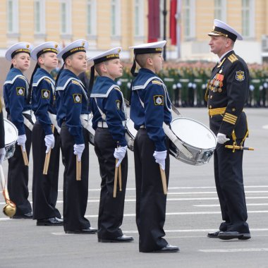 Geçit töreni için prova öğrenciler.