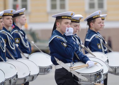 Geçit töreni için prova öğrenciler.