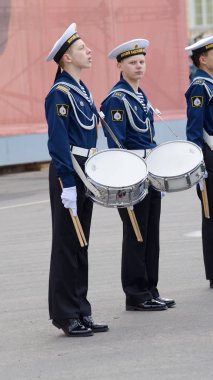 Geçit töreni için prova öğrenciler.