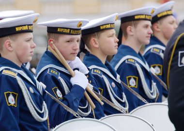 Geçit töreni için prova öğrenciler.