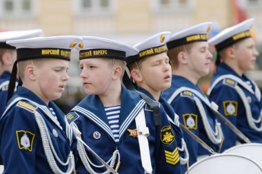 Geçit töreni için prova öğrenciler.