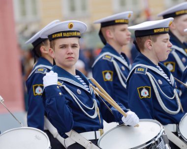 Geçit töreni için prova öğrenciler.